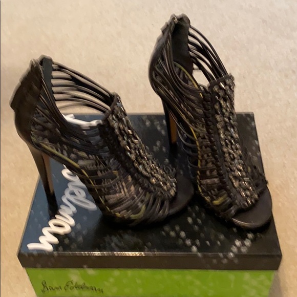 Black strappy sandals. - Picture 4 of 4